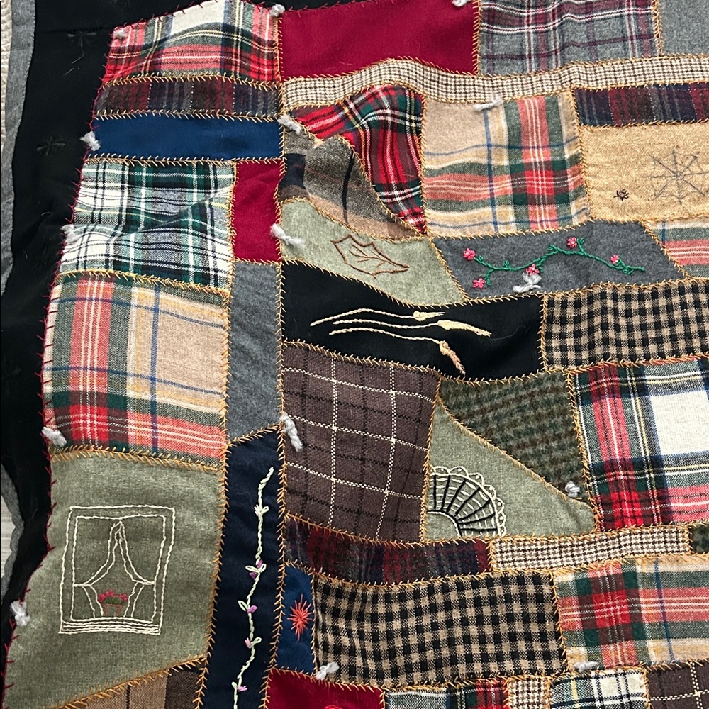 Tartan & Plaid handmade “family story”Patchwork Quilt with Plaid and Embroidery - Picture 4 of 15